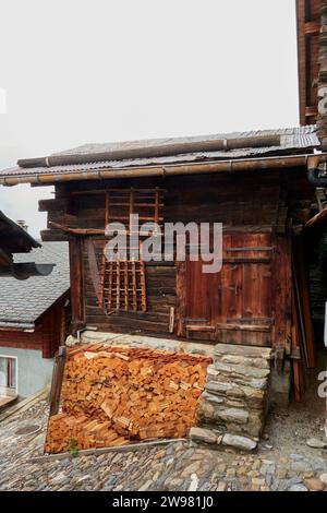 Ein altes Holzhaus im Wallis, Schweiz Stockfoto
