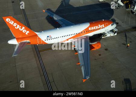 23.06.2023, London, GBR - Airbus A 319 der easyJet auf dem Vorfeld des Flughafens London-Gatwick. A319, Airbus, Airline, Aussen, Aussenaufnahme, Billigflieger, Billigfluggesellschaft, Draufsicht, Easy Jet, easyJet, England, englisch, Europa, europaeisch, Fernreise, Flieger, Flugbetrieb, Fluggesellschaft, Fluglinie, Flugreise, Flugtechnik, Flugverkehr, Flugzeug, Gatwick, Grossbritannien, London, London-Gatwick, Luftfahrt, Luftfahrtgesellschaft, Luftfahrtunternehmen, Luftverkehr, Maschine, niemand, OE-LQD, Passagierflugzeug, Passagiermaschine, QF, Querformat, Reise, Reiseformular, Tourismus, Transpor Stockfoto