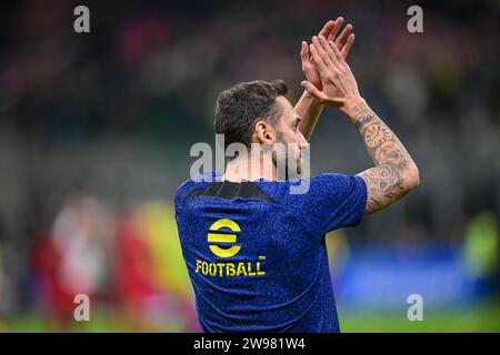Mailand, Italien. Dezember 2023. Hakan Calhanoglu von Inter bereitet sich vor dem Spiel der Serie A zwischen Inter und Lecce bei Giuseppe Meazza in Mailand auf. (Foto: Gonzales Photo - Tommaso Fimiano). Stockfoto