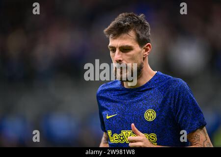 Mailand, Italien. Dezember 2023. Francesco Acerbi von Inter bereitet sich vor dem Spiel der Serie A zwischen Inter und Lecce bei Giuseppe Meazza in Mailand auf. (Foto: Gonzales Photo - Tommaso Fimiano). Stockfoto