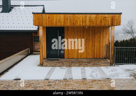 Eine Terrasse außerhalb eines Hauses an einem verschneiten Wintertag Stockfoto