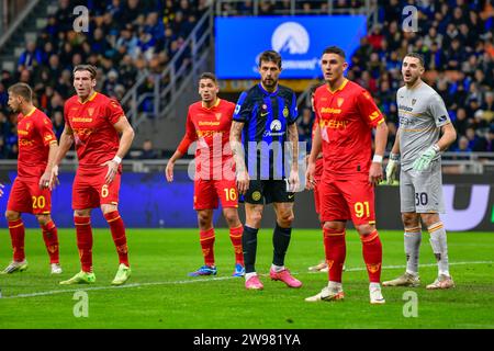 Mailand, Italien. Dezember 2023. Francesco Acerbi (15) von Inter wurde während des Spiels zwischen Inter und Lecce in Giuseppe Meazza in Mailand gesehen. (Foto: Gonzales Photo - Tommaso Fimiano). Stockfoto