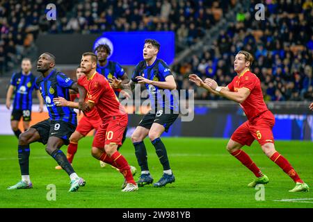 Mailand, Italien. Dezember 2023. Alessandro Bastoni (95) von Inter wurde während des Spiels zwischen Inter und Lecce bei Giuseppe Meazza in Mailand gesehen. (Foto: Gonzales Photo - Tommaso Fimiano). Stockfoto