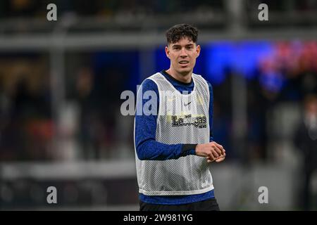 Mailand, Italien. Dezember 2023. Alessandro Bastoni von Inter bereitet sich vor dem Spiel der Serie A zwischen Inter und Lecce bei Giuseppe Meazza in Mailand auf. (Foto: Gonzales Photo - Tommaso Fimiano). Stockfoto