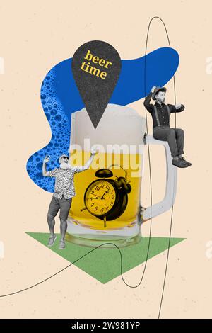 Party-Bier-Zeit-Collage-Banner des jungen Mannes, der auf sein Bier wartet, als alter Großvater tanzt und betrunken auf beigefarbenem Hintergrund Stockfoto