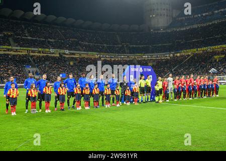 Mailand, Italien. Dezember 2023. Die Spieler der beiden Teams stellen sich für das Spiel der Serie A zwischen Inter und Lecce bei Giuseppe Meazza in Mailand an. (Foto: Gonzales Photo - Tommaso Fimiano). Stockfoto