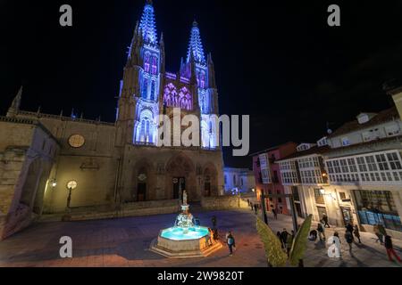 Die Kathedrale von Burgos wird nachts beleuchtet und Touristen schlendern durch die Straßen. Castilla Leon. Spanien. Daten 14-12-22 Stockfoto