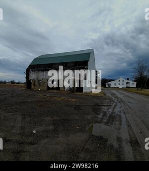 Eine verwitterte Holzscheune steht an einem stürmischen Tag in New Albany, Ohio, vor der weiten offenen Prärie Stockfoto