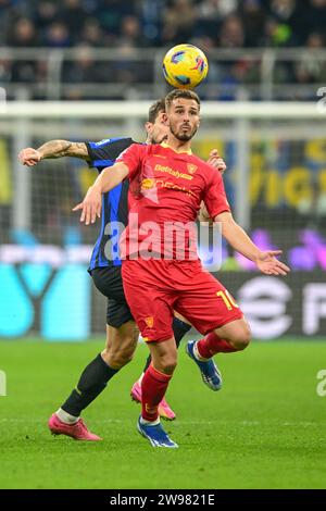 Mailand, Italien. Dezember 2023. Remi Oudin (10) von Lecce war während des Spiels zwischen Inter und Lecce in Giuseppe Meazza in Mailand zu sehen. (Foto: Gonzales Photo - Tommaso Fimiano). Stockfoto