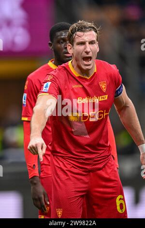 Mailand, Italien. Dezember 2023. Federico Baschirotto (6) von Lecce war während des Spiels zwischen Inter und Lecce in Giuseppe Meazza in Mailand zu sehen. (Foto: Gonzales Photo - Tommaso Fimiano). Stockfoto