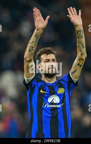 Mailand, Italien. Dezember 2023. Francesco Acerbi (15) von Inter sah nach dem Spiel Der Serie A zwischen Inter und Lecce bei Giuseppe Meazza in Mailand. (Foto: Gonzales Photo - Tommaso Fimiano). Stockfoto