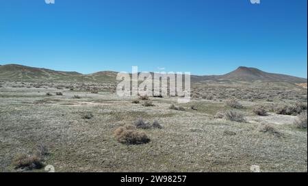 Ein Blick aus der Vogelperspektive auf die Wüste Nevadas im Nordwesten von Winnemucca vor einem leuchtend blauen Himmel Stockfoto