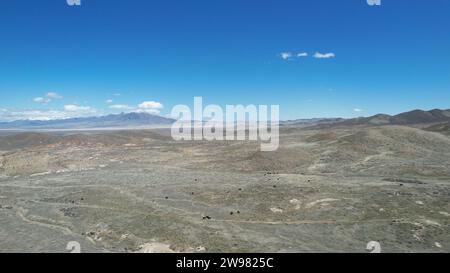 Ein Blick aus der Vogelperspektive auf die Wüste Nevadas im Nordwesten von Winnemucca vor einem leuchtend blauen Himmel Stockfoto