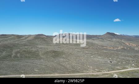 Ein Blick aus der Vogelperspektive auf die Wüste Nevadas im Nordwesten von Winnemucca vor einem leuchtend blauen Himmel Stockfoto