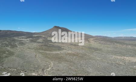 Ein Blick aus der Vogelperspektive auf die Wüste Nevadas im Nordwesten von Winnemucca vor einem leuchtend blauen Himmel Stockfoto