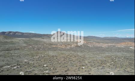 Ein Blick aus der Vogelperspektive auf die Wüste Nevadas im Nordwesten von Winnemucca vor einem leuchtend blauen Himmel Stockfoto