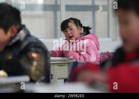 Jishishan, Chinas Provinz Gansu. Dezember 2023. Schüler besuchen eine Grundschule in der Gemeinde Liugou im Jishishan County, nordwestchinesische Provinz Gansu, 25. Dezember 2023. Grund- und Sekundarschulen in den von Erdbeben betroffenen Gebieten von Jishishan begannen am Montag nach einer Sicherheitsüberprüfung wieder den Unterricht aufzunehmen. Quelle: Chen Bin/Xinhua/Alamy Live News Stockfoto