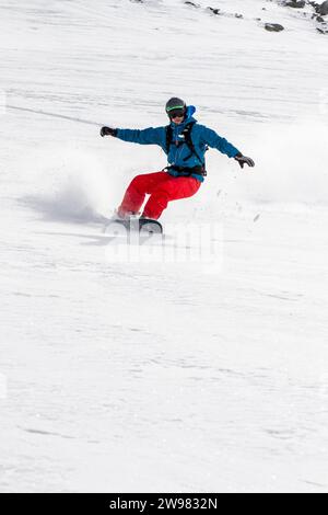 Snowboarder, die in frischem Schneepulver Eine Wende machen Stockfoto