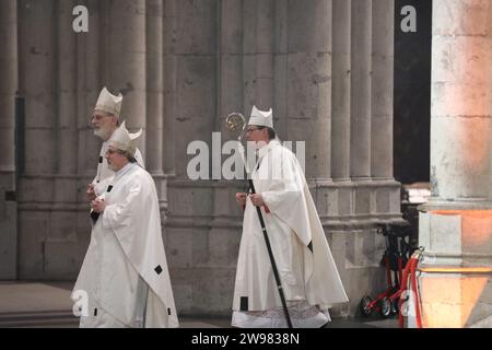 Köln, Deutschland. Dezember 2023. Kardinal Rainer Maria Woelki (r), Erzbischof von Köln, nimmt an der päpstlichen Messe im Kölner Dom Teil. Quelle: Sascha Thelen/dpa/Alamy Live News Stockfoto