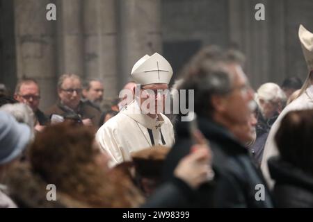 Köln, Deutschland. Dezember 2023. Kardinal Rainer Maria Woelki, Erzbischof von Köln, nimmt an der päpstlichen Messe im Kölner Dom Teil. Quelle: Sascha Thelen/dpa/Alamy Live News Stockfoto