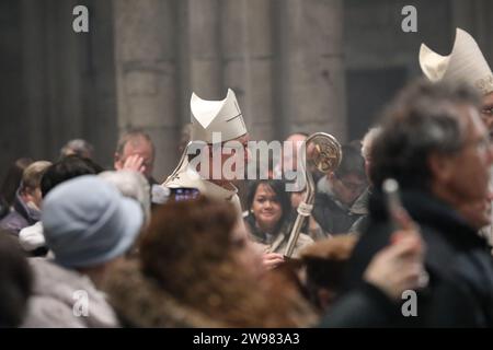 Köln, Deutschland. Dezember 2023. Kardinal Rainer Maria Woelki, Erzbischof von Köln, nimmt an der päpstlichen Messe im Kölner Dom Teil. Quelle: Sascha Thelen/dpa/Alamy Live News Stockfoto