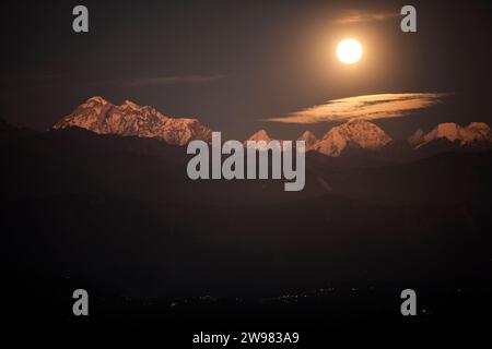 Supermond Hinter Ganesh Himal Range Stockfoto