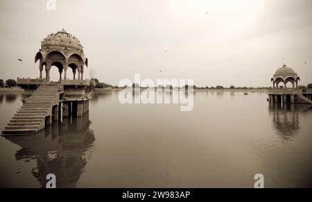 Schwarz / weiß stimmungsvolle Szene Gadisar See, Jaisalmer, Indien Stockfoto