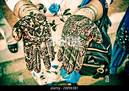 Neu angewendet Henna zu einer Frauenhand, New Delhi, Indien Stockfoto