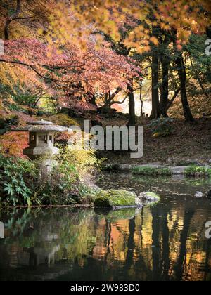 Kleinen Stein-Pagode und Herbst Farben Popularitätswert im ruhigen Teich, Naritasan Shinsho-Ji-Tempel-Komplex, Narita, Japan Stockfoto