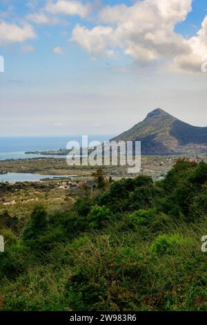 Der Berg La Tourelle du Tamarin vom Aussichtspunkt Chamarel auf Mauritius aus gesehen Stockfoto