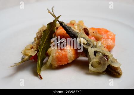 Sarde e Gamberi in Saor, venezianisch eingelegte Garnelen oder Garnelen und Sardinen mit Zwiebeln, Rosinen, Pinienkernen, Gewürzen und süß-saurer Marinade Stockfoto