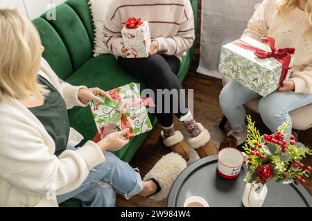 Overhead-Bild von Frauen, die weihnachtsgeschenke austauschen Stockfoto