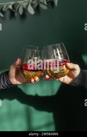 Vertikale Nahaufnahme von zwei Cocktailgläsern, die toasten Stockfoto