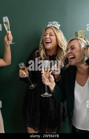 Freunde feiern Silvester Stockfoto