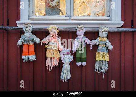 weihnachtsdekoration am Fenster eines Holzhauses in Rauma, Finnland Stockfoto
