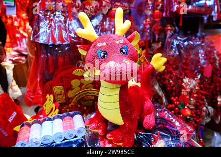 QINGDAO, CHINA - 25. DEZEMBER 2023 - die Puppen des Jahres des Drachen werden in der Duoyuan Mall in Qingdao, der ostchinesischen Provinz Shandong, verkauft Stockfoto