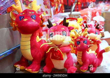 QINGDAO, CHINA - 25. DEZEMBER 2023 - die Puppen des Jahres des Drachen werden in der Duoyuan Mall in Qingdao, der ostchinesischen Provinz Shandong, verkauft Stockfoto