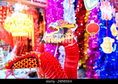 QINGDAO, CHINA - 25. DEZEMBER 2023 - die Puppen des Jahres des Drachen werden in der Duoyuan Mall in Qingdao, der ostchinesischen Provinz Shandong, verkauft Stockfoto