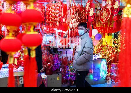 QINGDAO, CHINA – 25. DEZEMBER 2023 – in der Duoyuan Mall in der West Coast New Area von Qingdao, dem ostchinesischen Shan, kaufen die Menschen Produkte für das Frühlingsfest Stockfoto