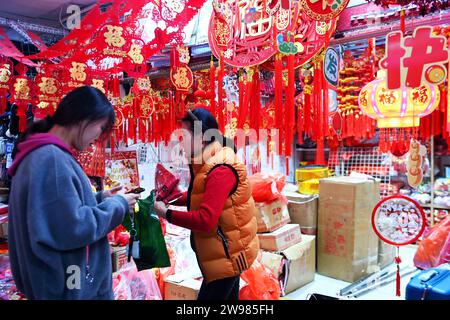 QINGDAO, CHINA – 25. DEZEMBER 2023 – in der Duoyuan Mall in der West Coast New Area von Qingdao, dem ostchinesischen Shan, kaufen die Menschen Produkte für das Frühlingsfest Stockfoto