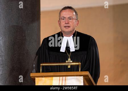 München, Deutschland. Dezember 2023. Der Bischof der Evangelischen Kirche von Bayern, Christian Kopp, predigt während des Weihnachtsgottesdienstes in St. Matthäus Kirche. Quelle: Lennart Preiss/dpa/Alamy Live News Stockfoto