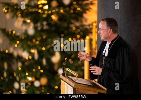 München, Deutschland. Dezember 2023. Der Bischof der Evangelischen Kirche von Bayern, Christian Kopp, predigt während des Weihnachtsgottesdienstes in St. Matthäus Kirche. Quelle: Lennart Preiss/dpa/Alamy Live News Stockfoto