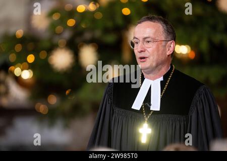 München, Deutschland. Dezember 2023. Der Bischof der Evangelischen Kirche von Bayern, Christian Kopp, begrüßt die Gemeinde zu Beginn des Weihnachtsgottesdienstes in St. Matthäus Kirche. Quelle: Lennart Preiss/dpa/Alamy Live News Stockfoto