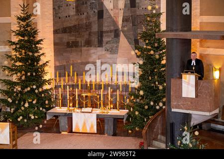 München, Deutschland. Dezember 2023. Der Bischof der Evangelischen Kirche von Bayern, Christian Kopp, predigt während des Weihnachtsgottesdienstes in St. Matthäus Kirche. Quelle: Lennart Preiss/dpa/Alamy Live News Stockfoto