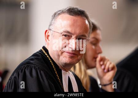 München, Deutschland. Dezember 2023. Der Bischof der Evangelischen Kirche von Bayern, Christian Kopp, sitzt am Beginn des Weihnachtsgottesdienstes in St. Matthäus Kirche. Quelle: Lennart Preiss/dpa/Alamy Live News Stockfoto