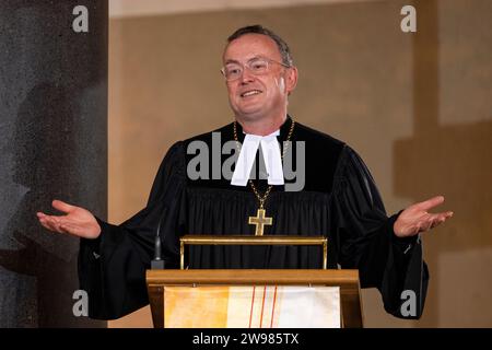 München, Deutschland. Dezember 2023. Der Bischof der Evangelischen Kirche von Bayern, Christian Kopp, predigt während des Weihnachtsgottesdienstes in St. Matthäus Kirche. Quelle: Lennart Preiss/dpa/Alamy Live News Stockfoto