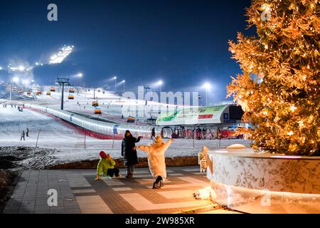 (231225) -- JILIN, 25. Dezember 2023 (Xinhua) -- dieses Foto vom 14. Dezember 2023 zeigt Menschen, die sich für Fotos im Lake Songhua Resort in Jilin City, nordöstlicher chinesischer Provinz Jilin, posieren. Im Winter traten die Schweizer Stadt Zermatt und die Chinesen Jilin in ihre Hauptsaison für Touristen ein. Dank der Landschaft, die vom Matterhorn, einem der Natursymbole der Schweiz in den Alpen, überblickt wird, zieht Zermatt Massen von weltweiten Winterliebhabern an. Auf der Grundlage von Winteraktivitäten wurde in Zermatt eine komplette Tourismuskette aufgebaut, die Catering, Shopping, Wandern und Unterkunft umfasst Stockfoto