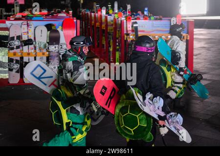 (231225) -- JILIN, 25. Dezember 2023 (Xinhua) -- dieses am 14. Dezember 2023 aufgenommene Foto zeigt Skifahrer, die im Lake Songhua Resort in Jilin City, nordöstlicher chinesischer Provinz Jilin, spazieren gehen. Im Winter traten die Schweizer Stadt Zermatt und die Chinesen Jilin in ihre Hauptsaison für Touristen ein. Dank der Landschaft, die vom Matterhorn, einem der Natursymbole der Schweiz in den Alpen, überblickt wird, zieht Zermatt Massen von weltweiten Winterliebhabern an. Auf der Grundlage von Winteraktivitäten wurde in Zermatt eine komplette Tourismuskette aufgebaut, darunter Catering, Shopping, Wandern, Unterkünfte und so weiter Stockfoto