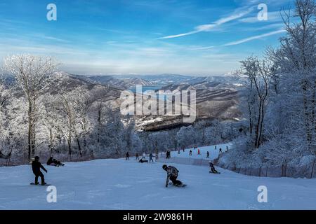 (231225) -- JILIN, 25. Dezember 2023 (Xinhua) -- dieses Foto vom 25. November 2023 zeigt Menschen, die Wintersport im Lake Songhua Resort in Jilin City, nordöstlicher chinesischer Provinz Jilin, genießen. Im Winter traten die Schweizer Stadt Zermatt und die Chinesen Jilin in ihre Hauptsaison für Touristen ein. Dank der Landschaft, die vom Matterhorn, einem der Natursymbole der Schweiz in den Alpen, überblickt wird, zieht Zermatt Massen von weltweiten Winterliebhabern an. Auf der Grundlage von Winteraktivitäten wurde in Zermatt eine komplette Kette von Tourismusbranche aufgebaut, darunter Catering, Shopping, Wandern und Unterkünfte Stockfoto