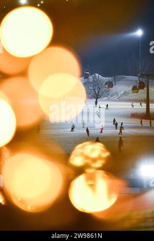 (231225) -- JILIN, 25. Dezember 2023 (Xinhua) -- dieses Foto vom 14. Dezember 2023 zeigt Menschen, die Wintersport im Lake Songhua Resort in Jilin City, nordöstlicher chinesischer Provinz Jilin, genießen. Im Winter traten die Schweizer Stadt Zermatt und die Chinesen Jilin in ihre Hauptsaison für Touristen ein. Dank der Landschaft, die vom Matterhorn, einem der Natursymbole der Schweiz in den Alpen, überblickt wird, zieht Zermatt Massen von weltweiten Winterliebhabern an. Auf der Grundlage von Winteraktivitäten wurde in Zermatt eine komplette Kette von Tourismusbranche aufgebaut, darunter Catering, Shopping, Wandern und Unterkünfte Stockfoto